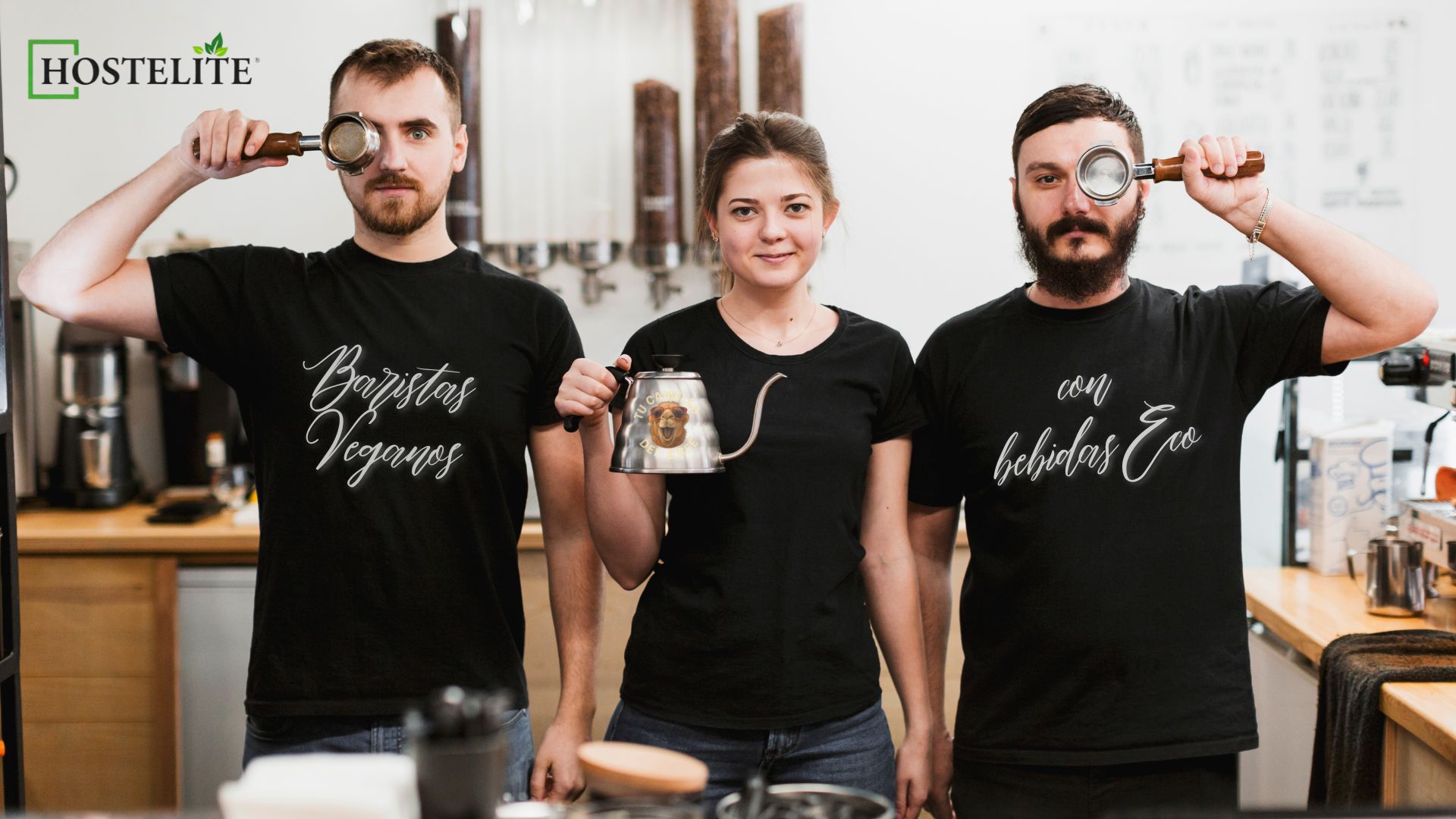 Equipo de baristas sostenibles en evento, con camisetas personalizadas y barra de café de especialidad.